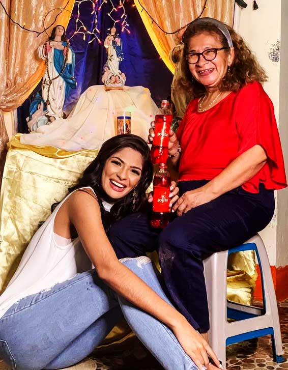 Sheynnis Palacios with her mother Raquel Cornejo